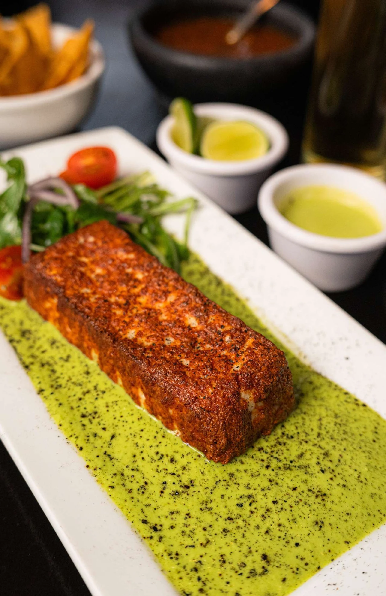Ladrillo de panela dorada con salsa cremosa de chile verde