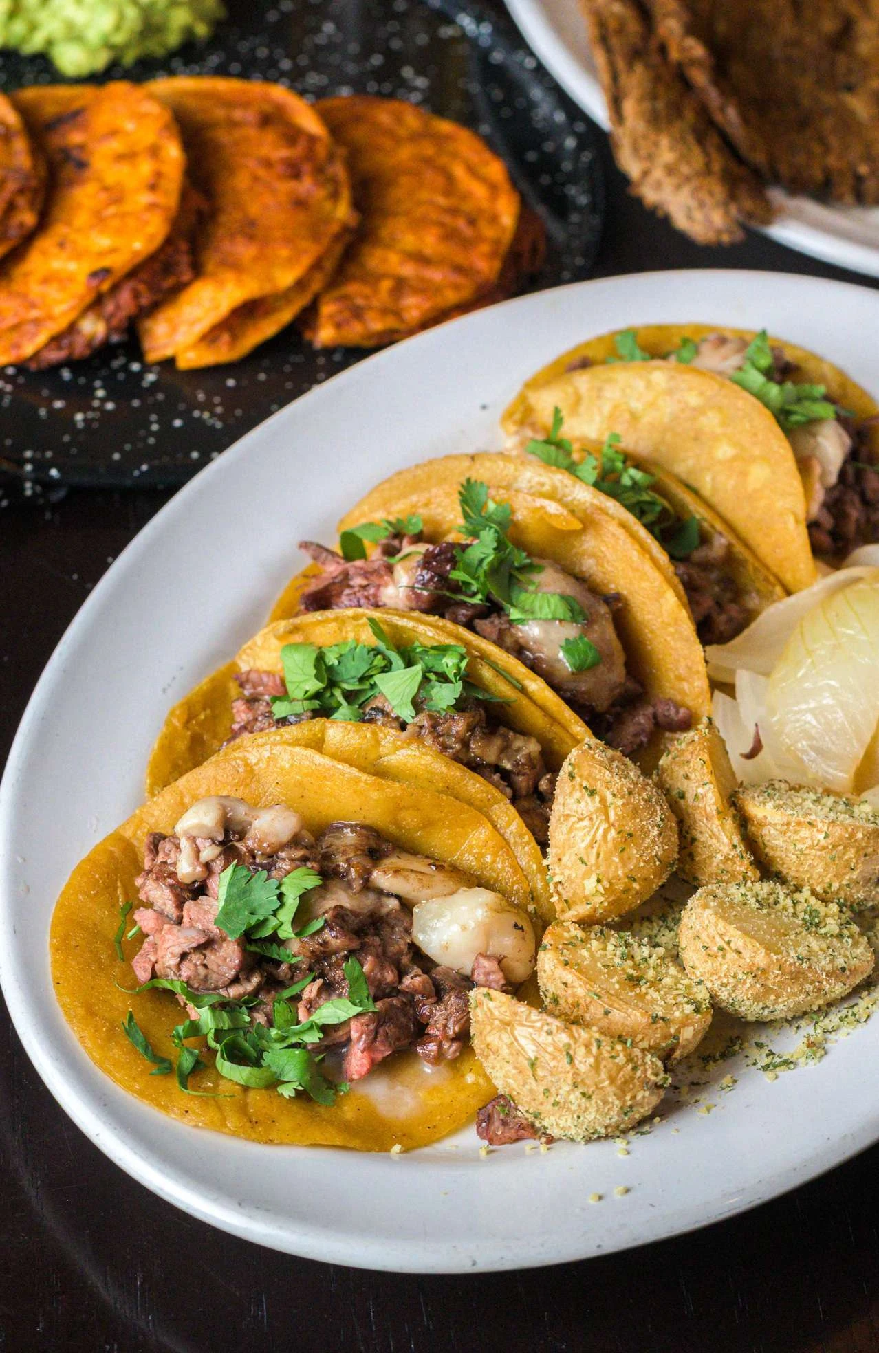 Tacos de filete de res con tuétano, papas y tortillas en La Divina